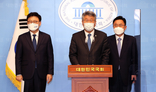 (왼쪽부터) 박광온 민주당 사무총장, 김회재 의원, 최인호 수석대변인이 5일 국회 소통관에서 국민의힘 오세훈 서울시장 후보 허위사실공표죄 추가고발 기자회견을 하고 있다. 연합뉴스